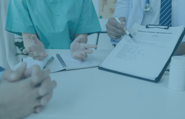 The image of medical professionals explaining a patient.